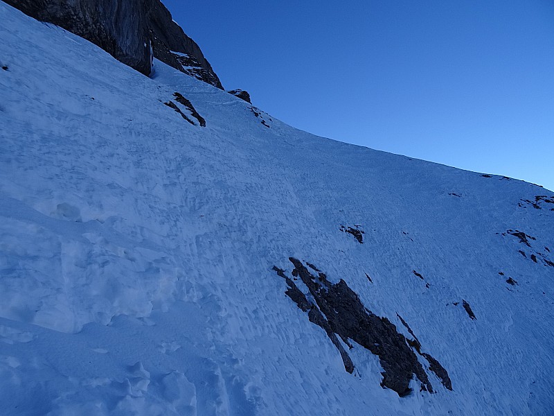 Couloir du Clocher : Accès à la rampe du haut. Arret ici . la couche ne m'a pas paru très saine.