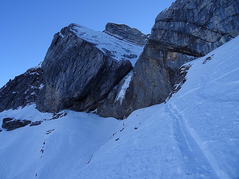 Couloir du Clocher : L'accès à la Table du Clocher. Manquent plusieurs mètres de neige avant d'y avoir accès comme l'hiver dernier!
