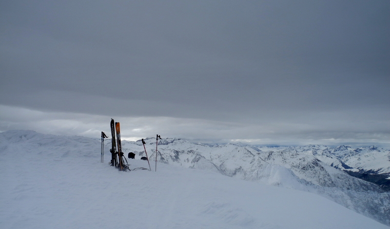 Tous aux abris : Sommet du Tarbésou , gros vent d'Est ciel couvert alors que Météo France avait annoncé soleil sans vent !!!