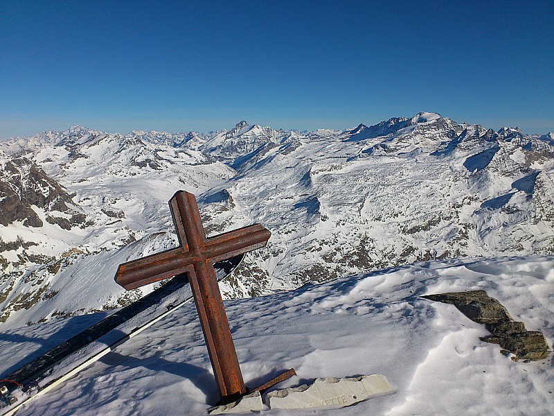 Grand Paradis : Belle luminosité : on voit nettement les hauts sommets Suisse et Italiens.