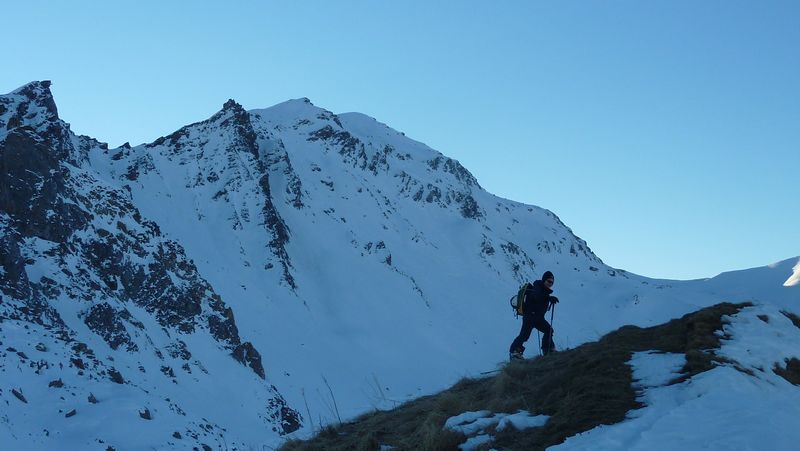 Remontée aux Monts : Steph sur fond de descente de la face Nord