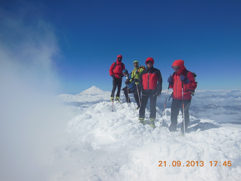 Au sommet : Le groupe au bord du volcan, dans la vapeur d'eau