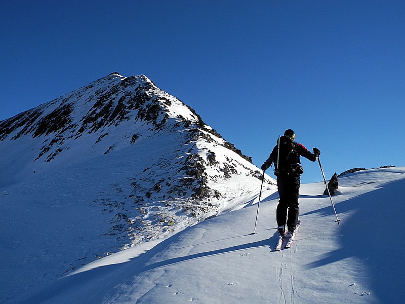 Arrivée Couillade de la Llause : 2364m , en arrière plan , le Pic d'Ouxis 2510m