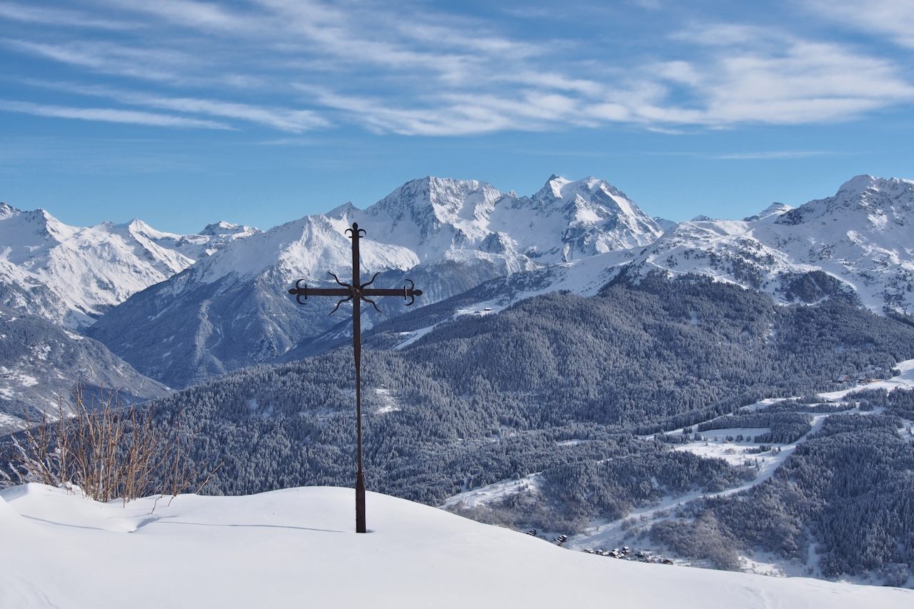 La croix Jean Claude : Devant les hauts sommets de Vanoise.