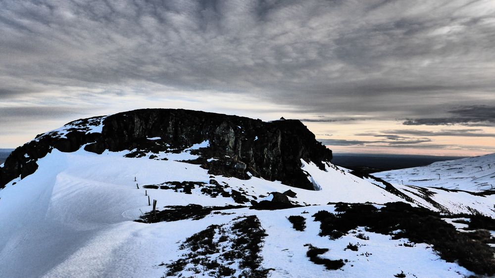 #14 Puy du Rocher : Le manque de neige à découvert l Puy du Rocher : Le manque de neige à découvert l'échelle métallique.