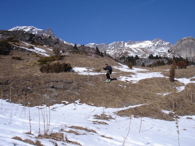 ski sur herbe : Enneigement disontinu entre 1800m et 2000m
(aucun déchaussage)
