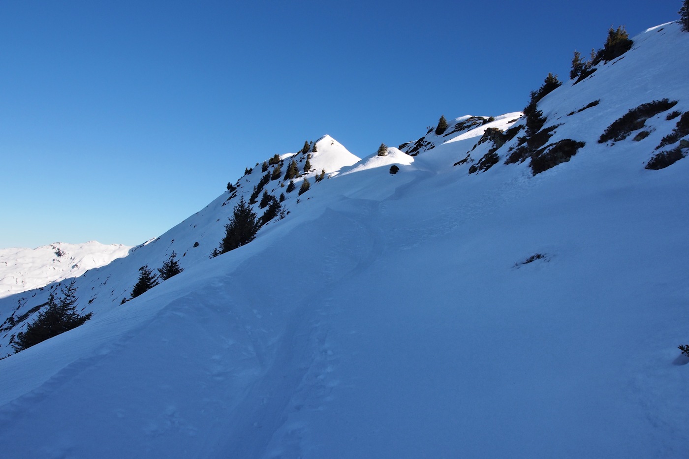 Avant le sommet 2101 m : Passage versant Ouest.