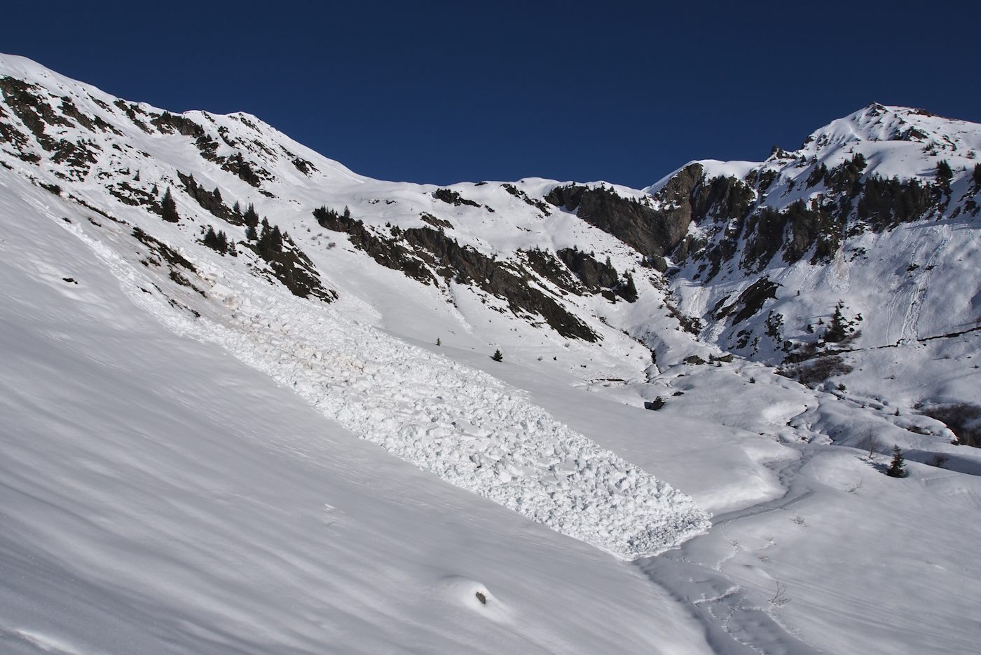 Arrivée à la route vers 1800 m : Une des avalanches du secteur.