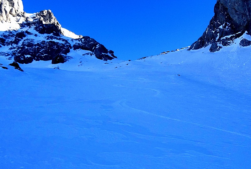 Combe du Mt Charvet : La petite couche de neige cristallisée en rive gauche.Du pur plaisir, un bon 5*.