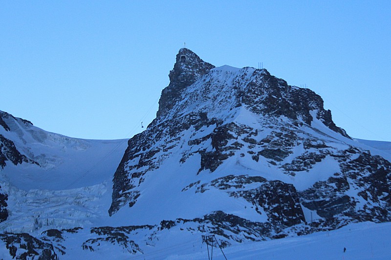 Petit Cervin : l'objectif : Vue sur l'objectif du jour, encore 800m.. la montée est longue!