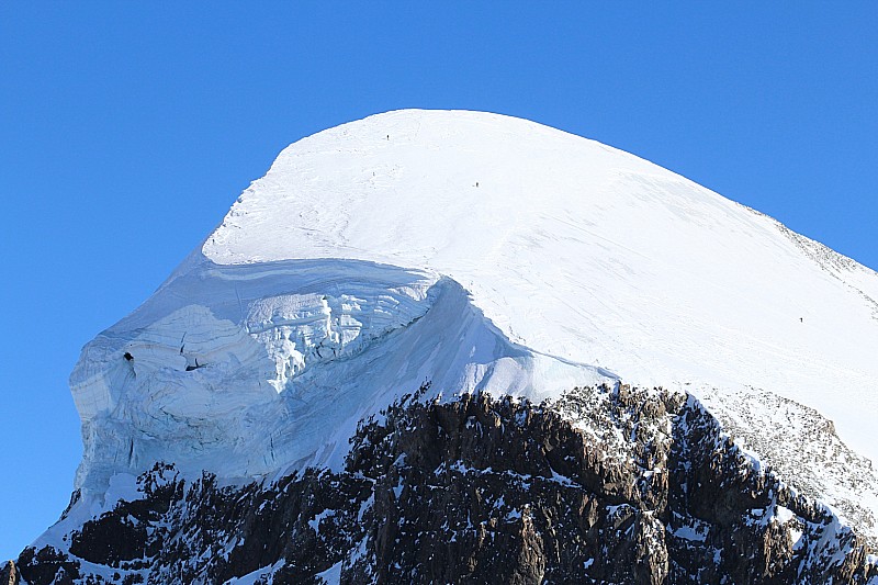 Breithorn : Breithorn : un 4000 facile à faire depuis le Petit Cervin. On voit quelques skieurs sur la photo..