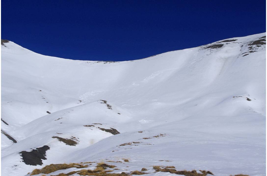 Face SW tracée : Itinéraire de descente sur le versant supérieur des Pics de la Buffe... une belle conque de neige large et ouverte, avant de glisser, comme une goute d'eau, dans les dédales de la ravine inférieure.