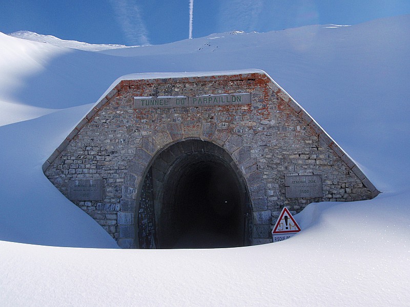 l'entrée nord du tunnel : Il est ouvert et au voit le jour de l'autre coté