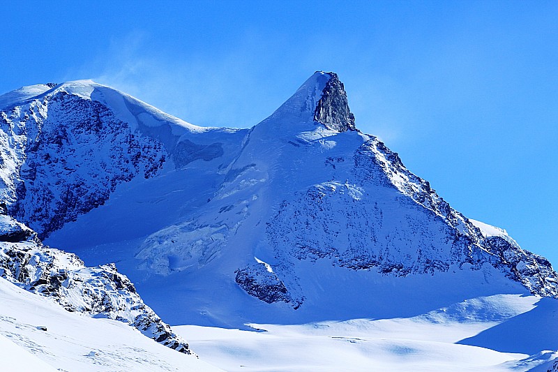 Strahlhorn & Adlerhorn : Strahlhorn (4190 m) & Adlerhorn (3 988 m)
Le Strahlorn se fait à skis de rando aussi.