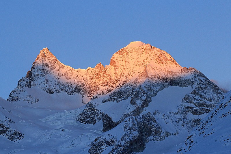 Les géants au lever du soleil : Obergabelhorn (4063 m) & Wellenkuppe (3903 m) au lever du soleil