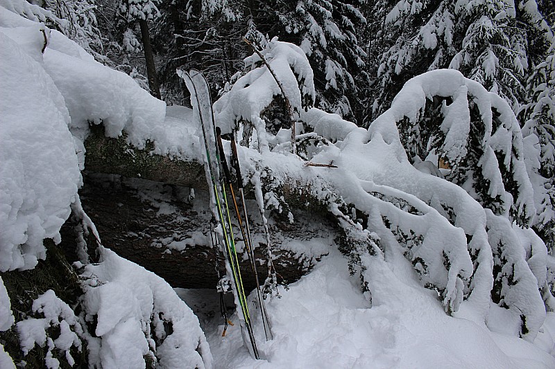 le crux de la montée : difficile de négocier skis aux pieds