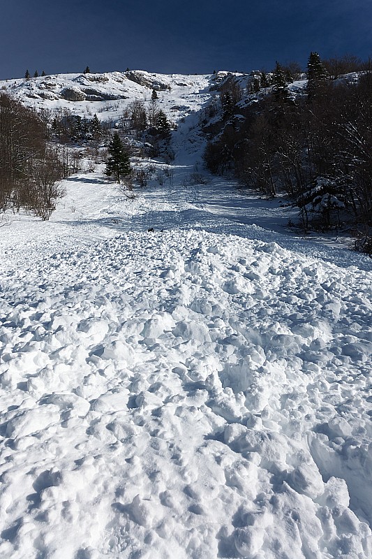 La falaise du bas : Vue depuis la fin de l'avalanche. Il valait mieux éviter de sauter cette barre...