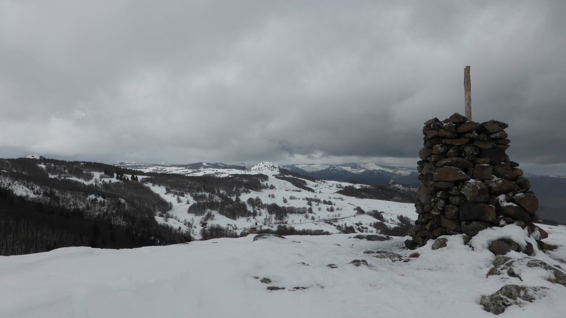 #1 Plateau de Cuze : Le cairn marquant l Plateau de Cuze : Le cairn marquant l'extrême Est
