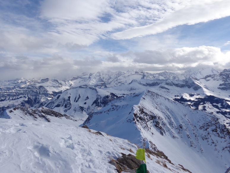 Sommet : Vue vers les grands sommets de l'Oberland