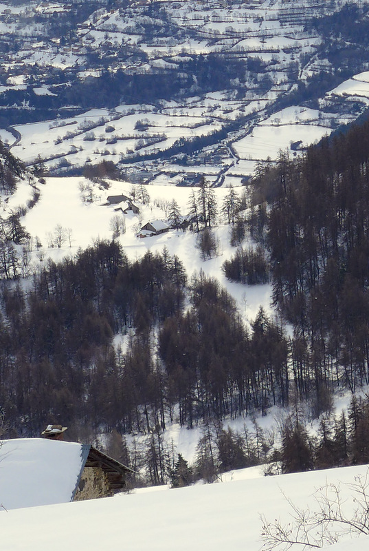 Depuis les Eymars : les chalets de Mikéou.