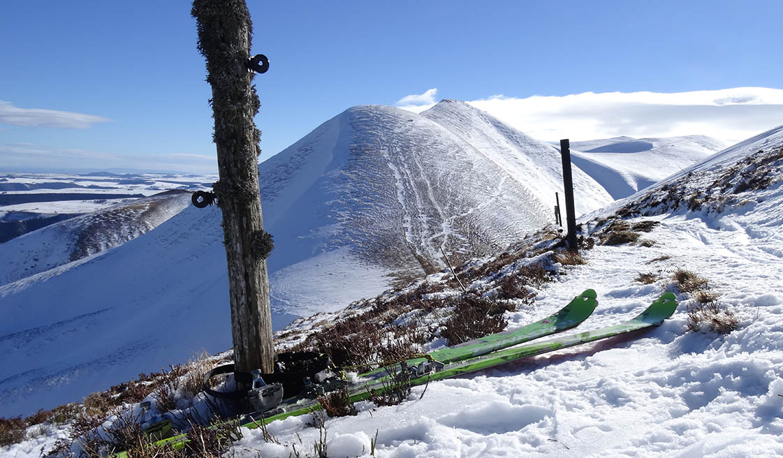 Col de la Monne : Pendant que je vais au sommet à pied (en rampant), les skis sont attachés...