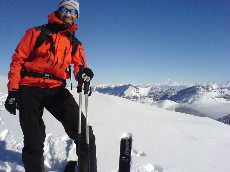 Sommet : tout sourie avec le Mont-Blanc en toile de fond (17/02/2014)