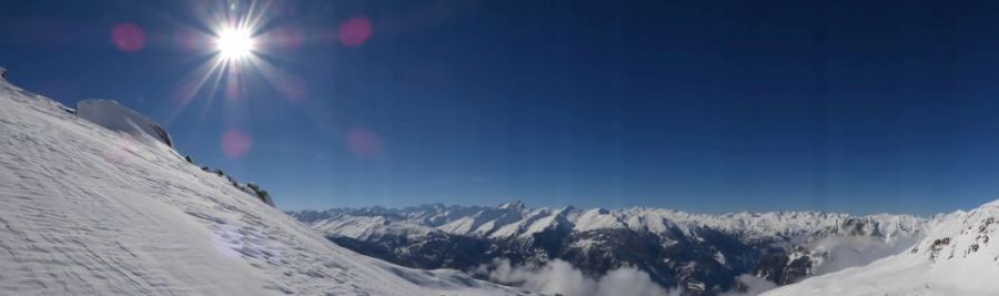 Panorama : Une très belle vue sur les Alpes ensoleillées.