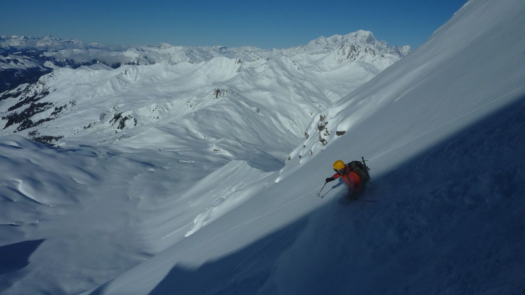 Couloir Nord : grosse neige devant le Mont Blanc