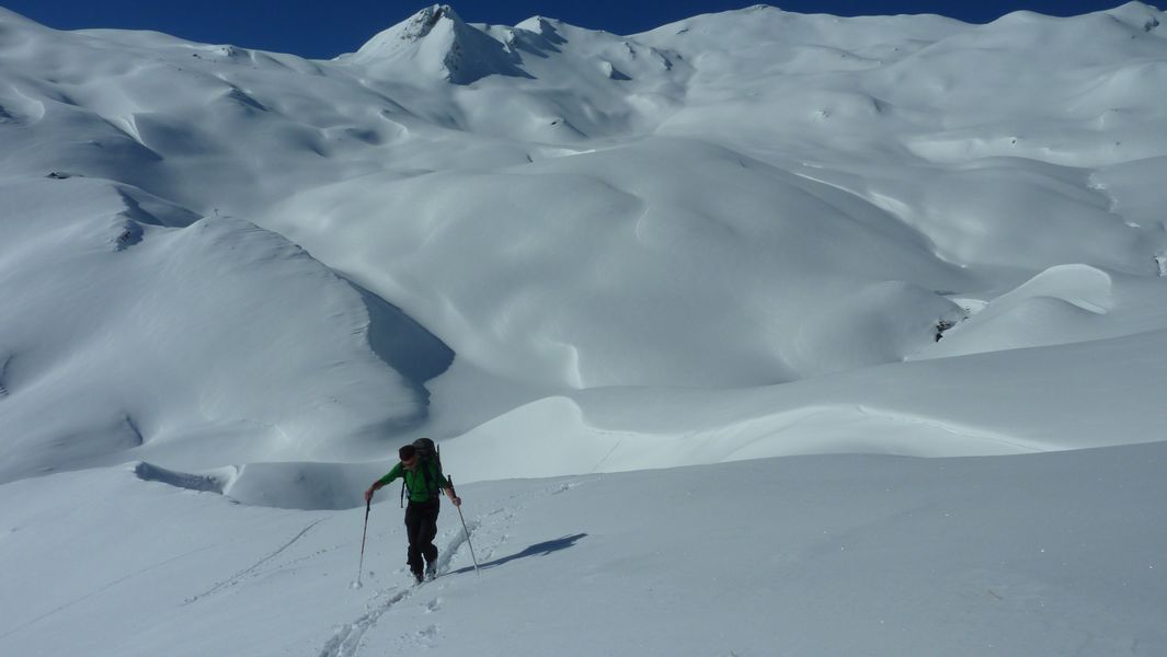 Creux et bosse : pas une trace dans le secteur avec Dzonfié en arriere plan