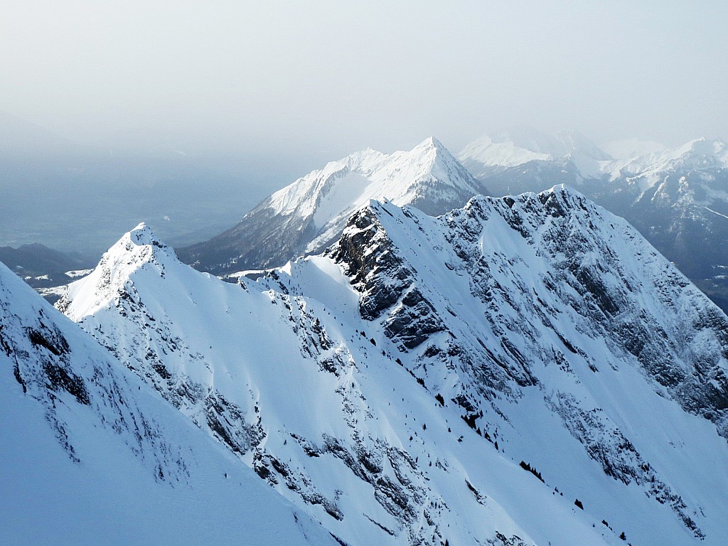 vue du sommet : Les Aiguilles du Mont , le Cul d'Ugine, la dent de Cons au fond.