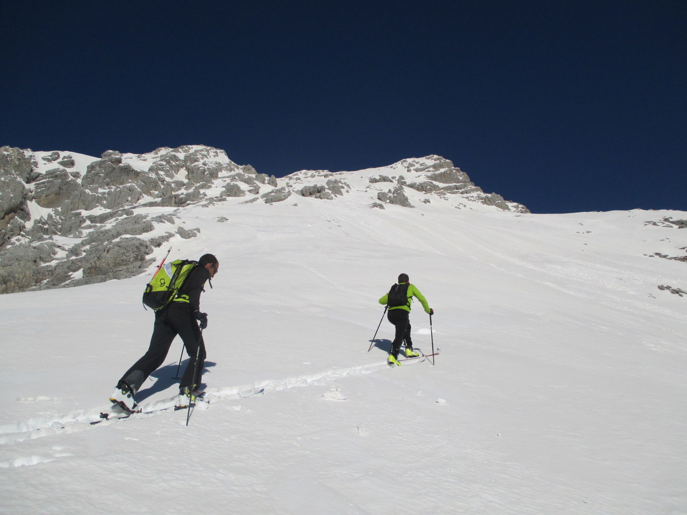 Pointe Blanche : de nouveau à skis jusqu'en haut...enfin presque!