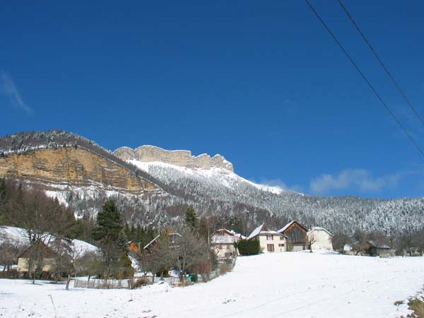 Chamechaude et le Churut : Montée sous un grand ciel bleu, avec le Sappey sous la neige.