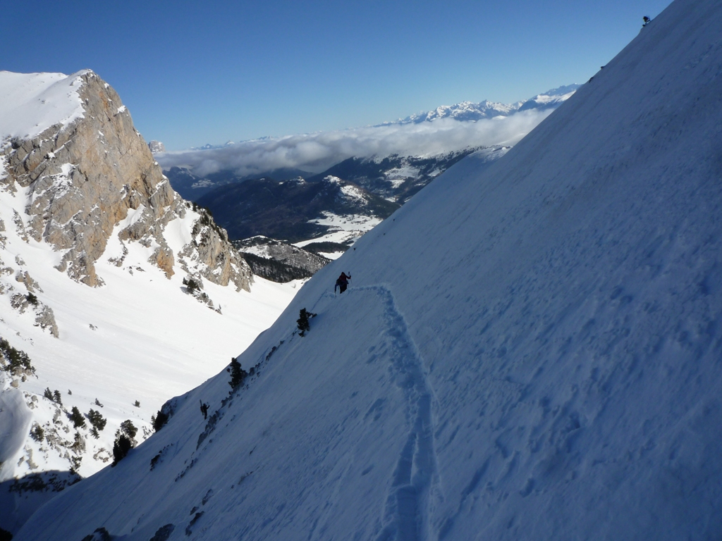 au dessus du pas de la Ville : couteaux obligatoires