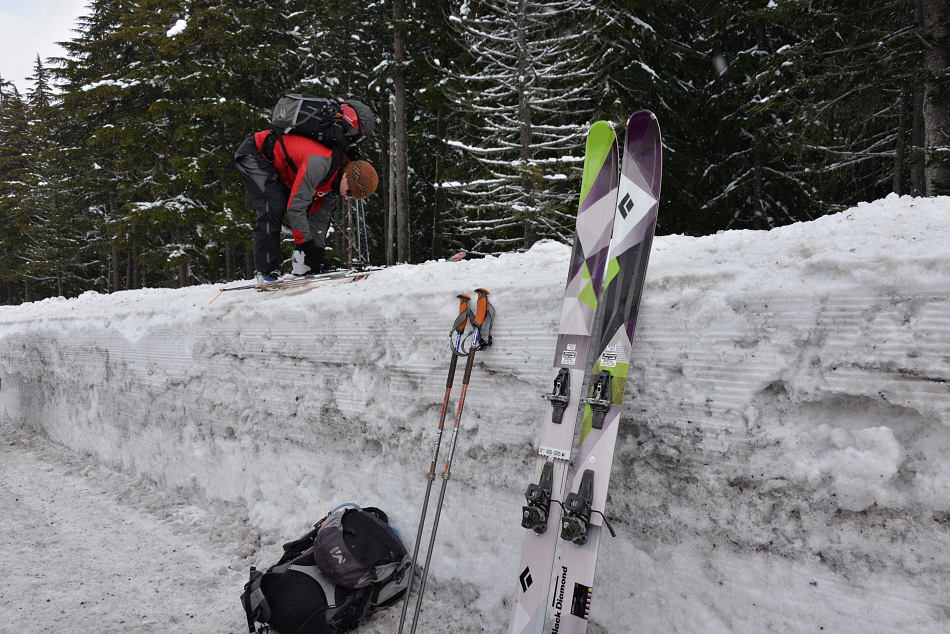 Départ : On est bien aux US: gros skis et gros manteau à escalader en bord de route!