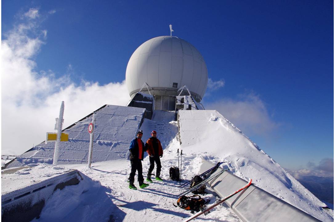 Observatoire : Arrivés au sommet. Soleil, air frais, neige plaquée sur l'observatoire... ambiance lunaire