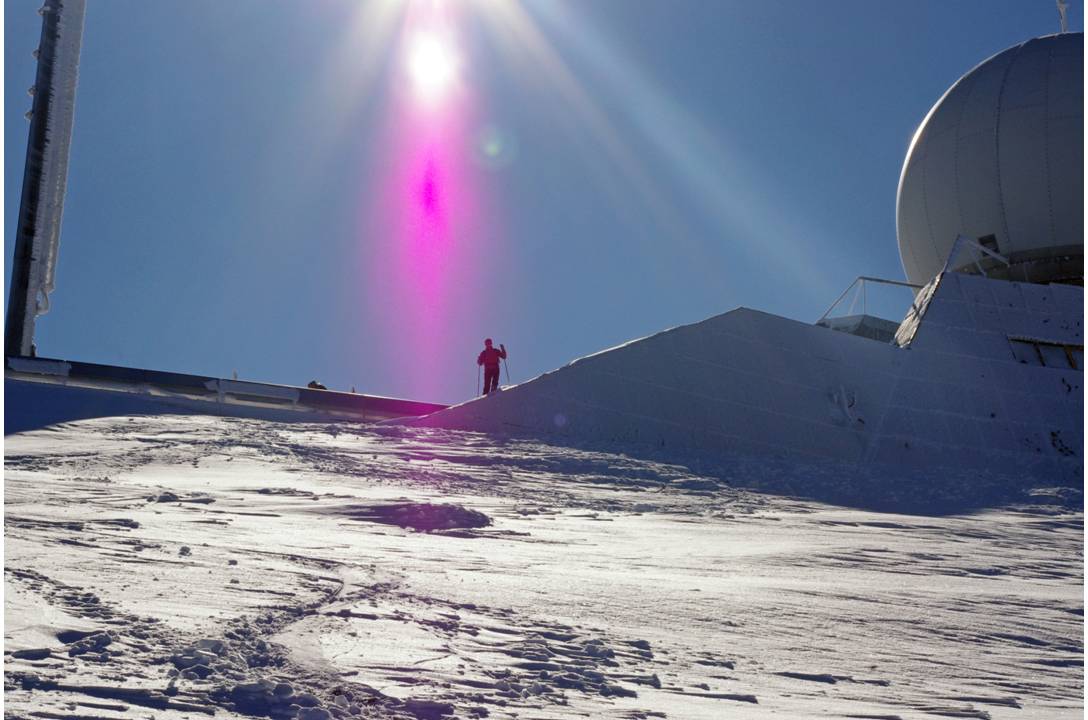 Riding Observatoire : La descente du versant NORD commence par une rampe du batiment de l'Observatoire. Tendance nouvelles glisses! Loic s'y engage!