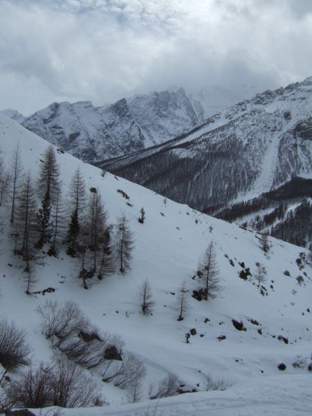 Départ col de l'Aiguillette : Condition du départ du samedi 3 Mars 07, en bas une skieuse!