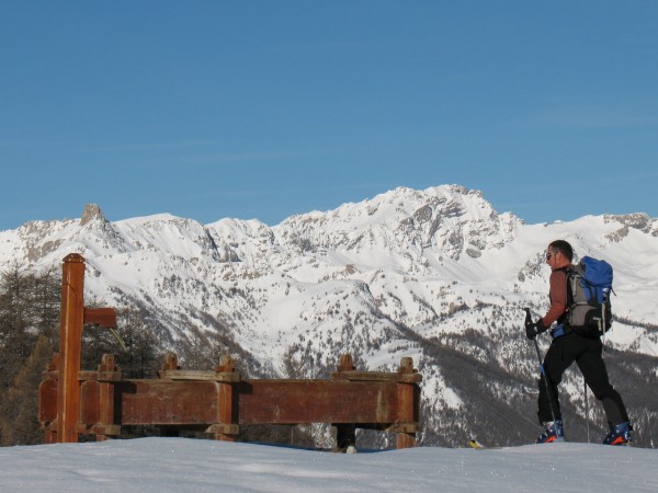 Fontaine : Fontaine Queyrassine au col.
Au fond, le Pic du Béal Traversier