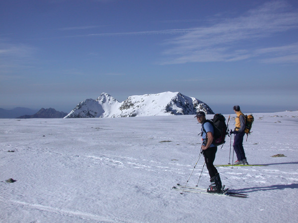 Punta à a Vetta : Punta à a Vetta et Punta Capannella vues depuis le plateau du Renosu. Notre objectif est le sommet de droite.