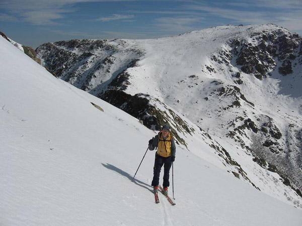 Montée à la Vetta : Christophe dans la montée de Punta à a Vetta. Le versant W du Renosu en arrière plan.
