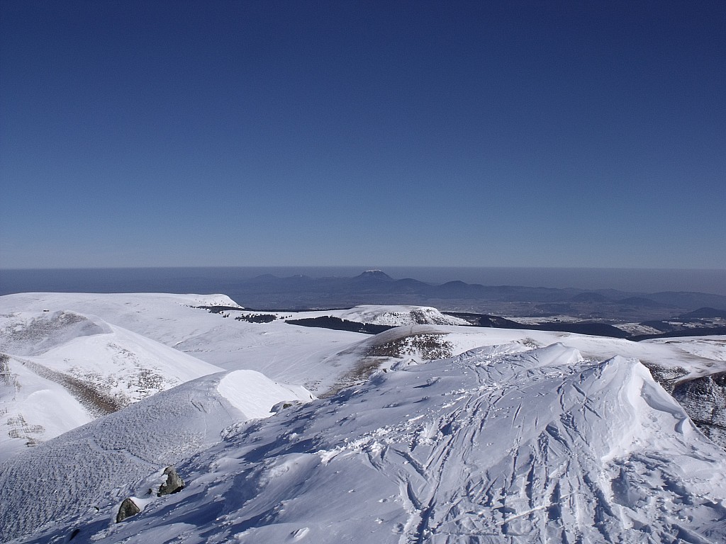 puy de dôme : vue depuis le sommet du puy de monne sur le puy de dôme.
