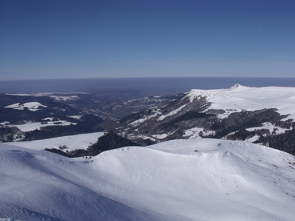 vallée de la dordogne : vue sur la vallée de la dordogne et la banne d'ordanche depuis le sommet du puy de monne.