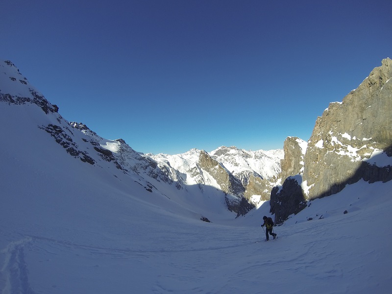 En dessous du col : avant de chausser les crampons