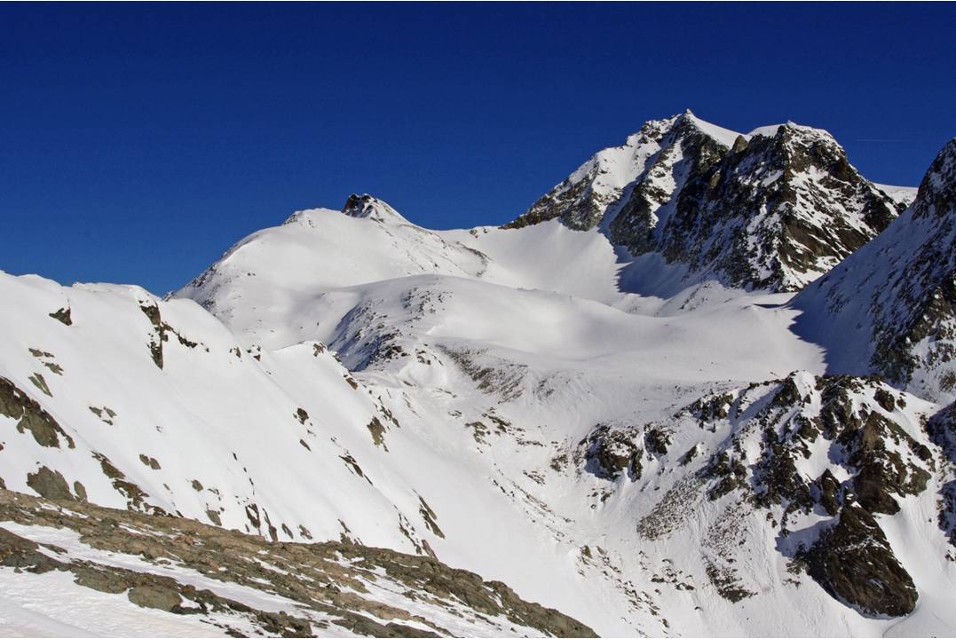 Vers le Col Chardoney : Depuis le glacier de l'Aroletta, vue à l'est vers le Col de Crête Sèche (2897) et le Col de Chardoney au fond (3186) qui donne un accès esthétique au glacier suisse d'Epicoume... A visiter un jour?