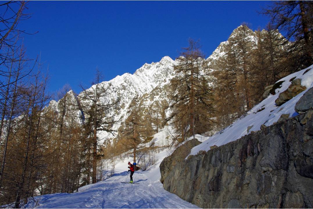 Montée à Crête Séche : Le départ de RU se réalise en suivant une route d'alpage vers la Baita della Liberta. Le lever de soleil embrase la grande paroi rocheuse de Faudery / Morion / Fiorio / Berrio que nous allons contourner toute la journée