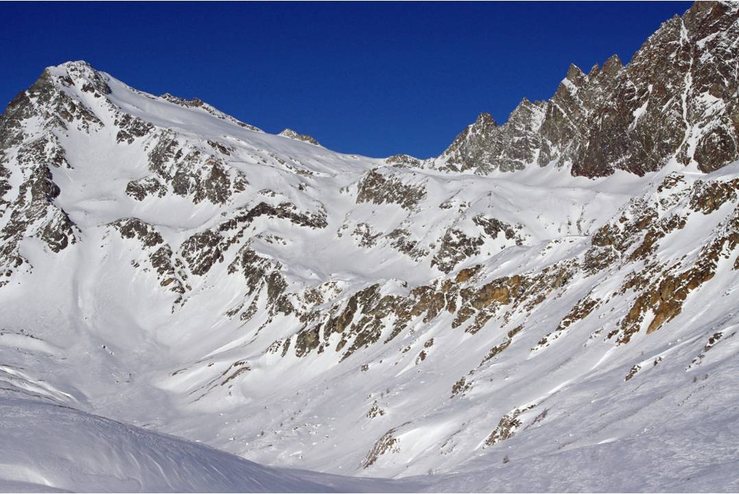 Mont Gelé depuis Col Cornet : Ensemble du versant SW descendu. Des lignes plus directes à partir de la rive droite du glacier du Mont Gelé restent à visiter, en amont du système de barres.