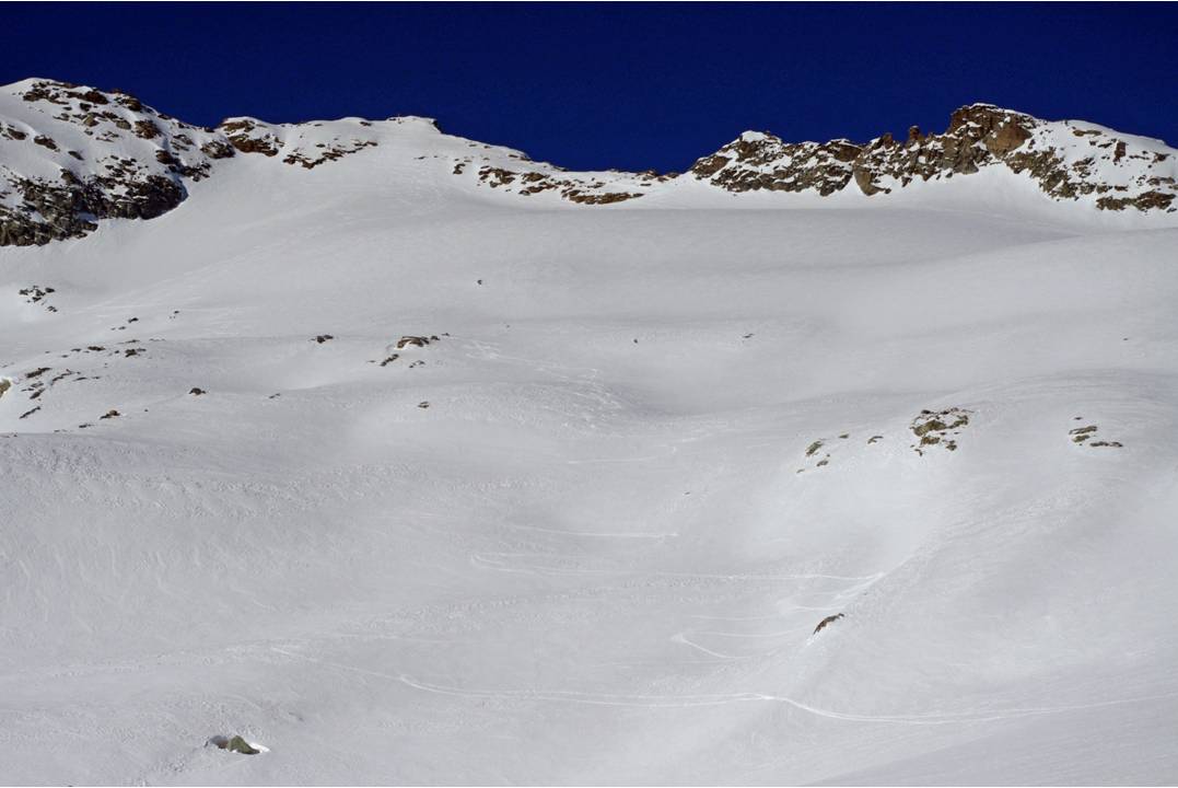Glacier skié : La taille du bassin glaciaire supérieur (plus la croute) poussent à visiter les lieux en très très larges courbes!!!