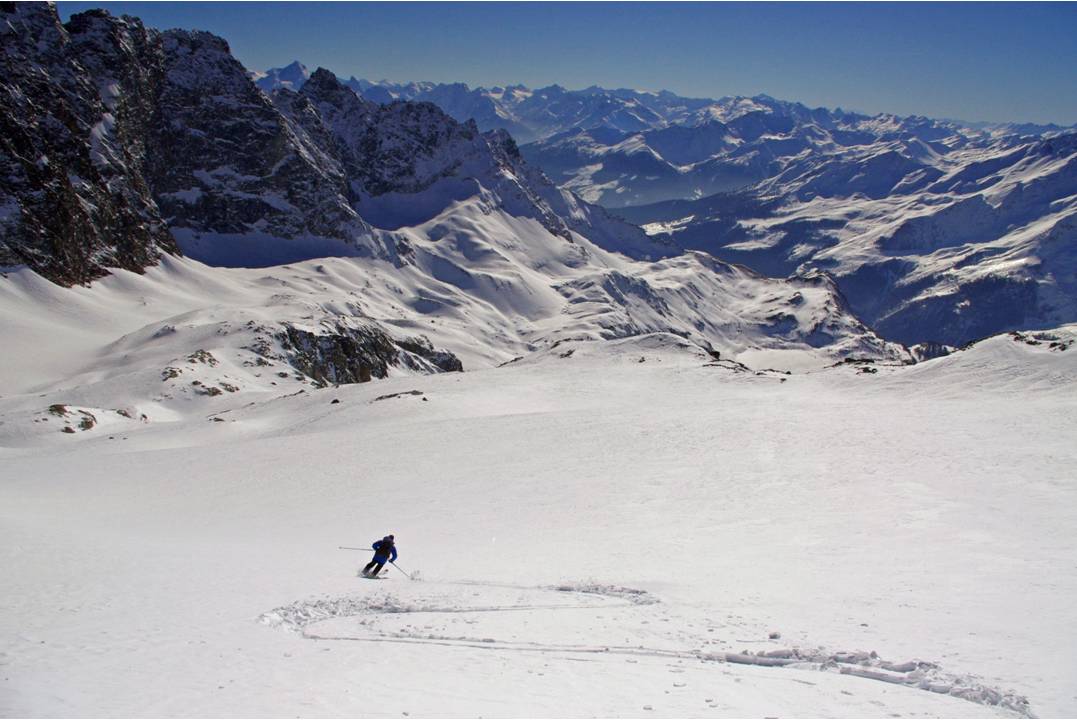 Riding Glacier du Mont Gelé : La descente n'est pas de tout repos: entre neige revenue, et boucliers de croute... on ne peut jamais lâcher son ride. On en a plein les yeux tout de même... avec cet aspect mystérieux des descentes à vue.