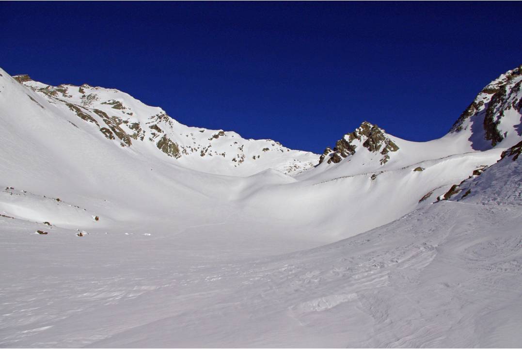 Plan della Sabbla : Après avoir dépassé le Bivouac Spataro (2625), on accède au Plan della Sabbia où convergent différents itinéraires en direction de la Suisse. Le nôtre se réalise sur la gauche, en rejoignant la base du glacier d'Aroletta, au dessu