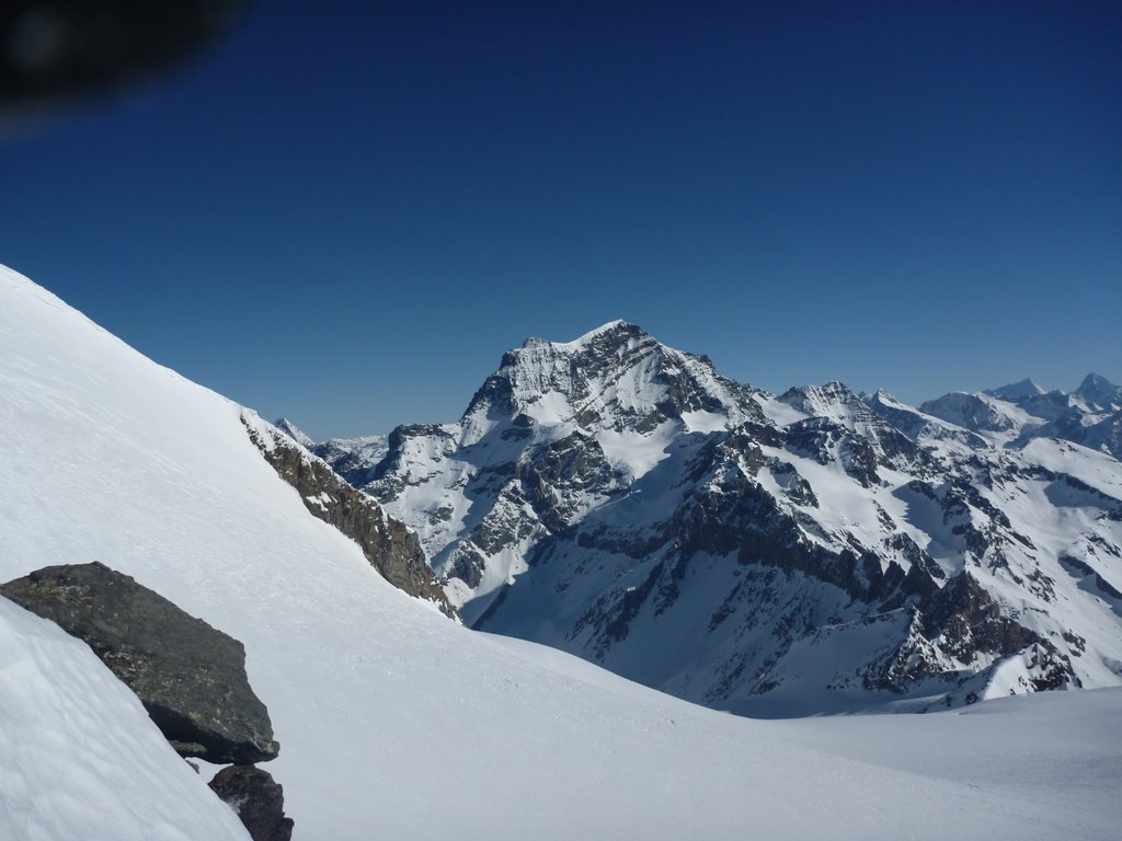 Velan : Un petit coup d'oeil au Grand Combin juste derriere - la face Sud est encore un peu seche, mais il manque pas grand chose